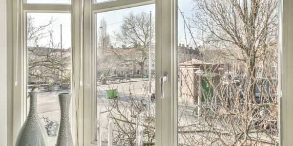 Puertas y Ventanas de Aluminio / PVC a medida en Mataró · Bisagra Oculta