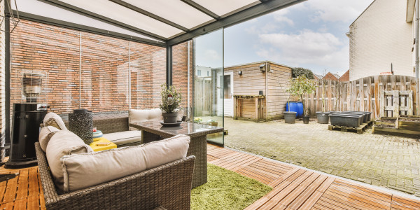 Puertas y Ventanas de Aluminio / PVC a medida en Mataró · Cortinas de Cristal