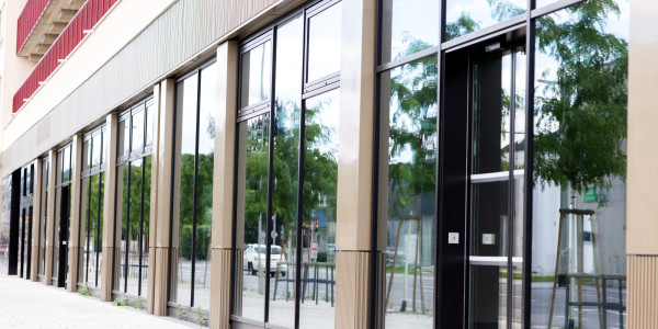 Puertas y Ventanas de Aluminio / PVC a medida en Mataró · Raíl Empotrable Adaptado al Paso de Minusválidos