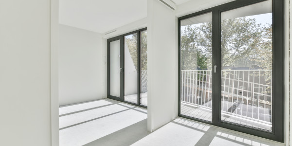 Puertas y Ventanas Aislantes de Aluminio / PVC en Mataró · Bisagra Oculta