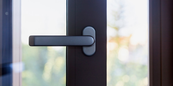 Puertas y Ventanas Aislantes de Aluminio / PVC en Mataró · Cierre Hermético