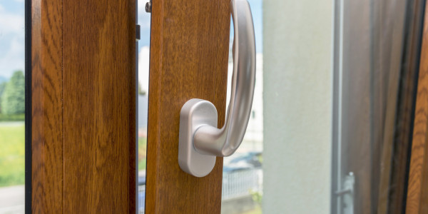 Puertas y Ventanas Aislantes de Aluminio / PVC en Mataró · Oscilobatientes - Abatibles