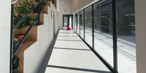 Fabricantes / Instaladores de Puertas y Ventanas de Aluminio / PVC en Mataró · Raíl Empotrable Adaptado al Paso de Minusválidos