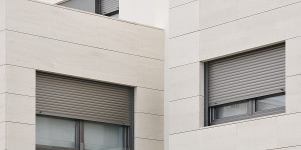 Carpintería Metálica de Aluminio / PVC en Mataró · Bisagra Oculta
